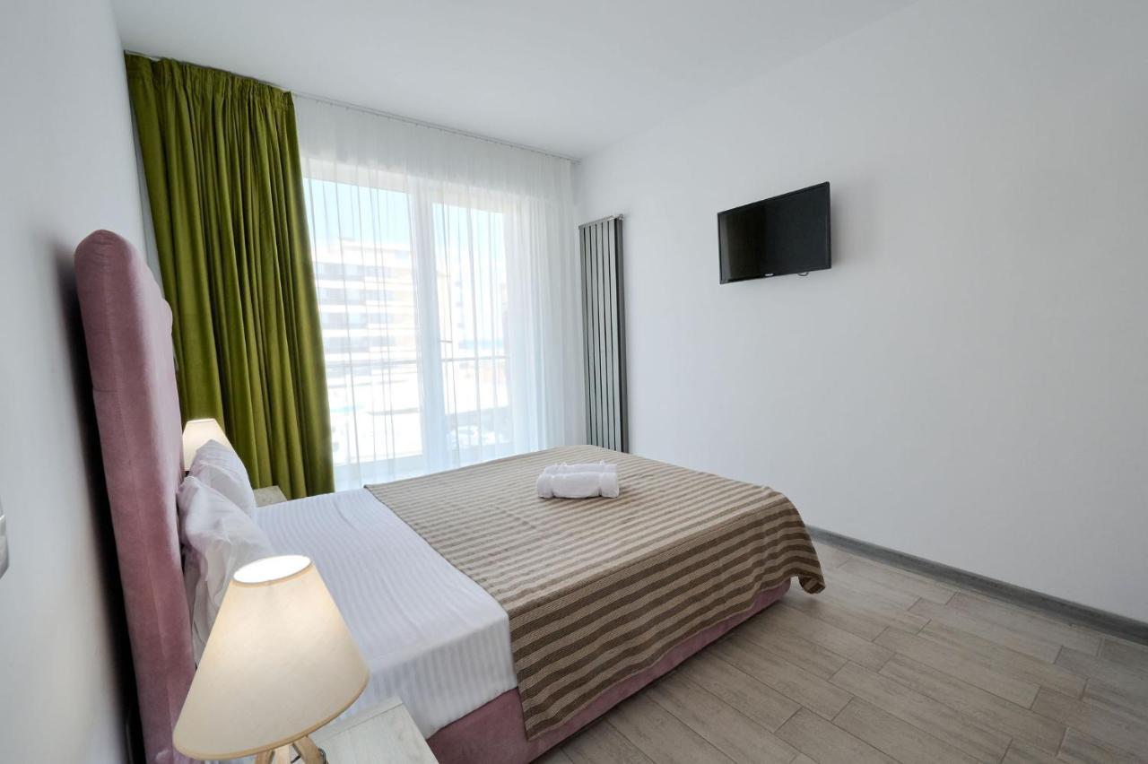 Beachfront 1Br Apartment- Spa N Pools 마마이아 외부 사진