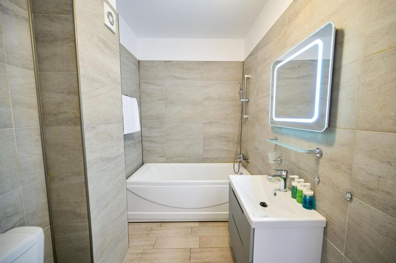 Beachfront 1Br Apartment- Spa N Pools 마마이아 외부 사진